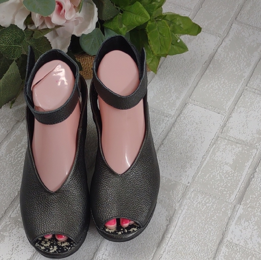 bernie mev. Black Peep-Toe Wedges